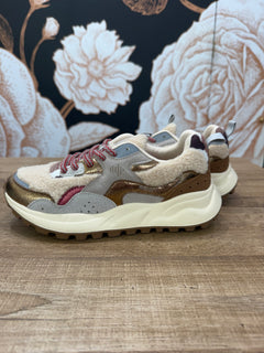 Sneakers beige con dettagli in tessuto teddy, inserti in similpelle e dettagli animalier - Ovyè