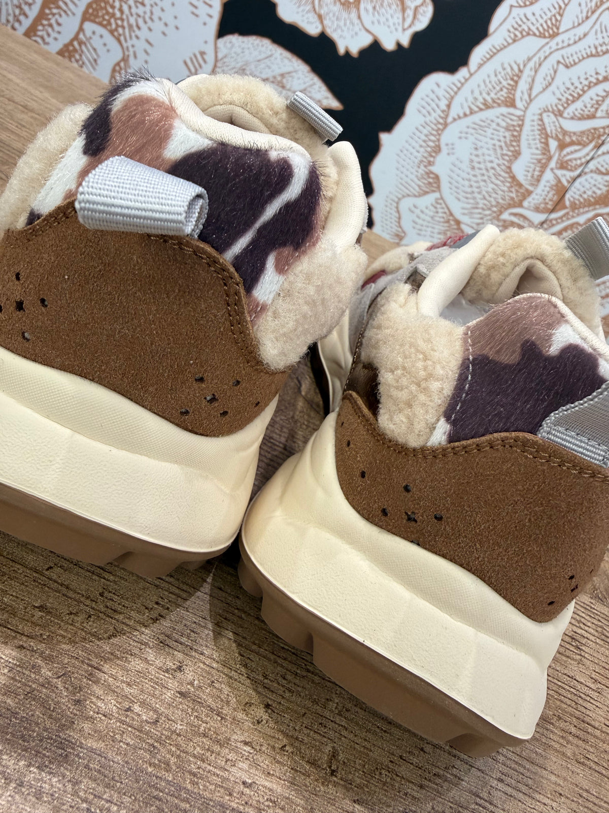 Sneakers beige con dettagli in tessuto teddy, inserti in similpelle e dettagli animalier - Ovyè