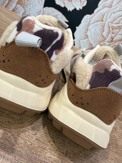 Sneakers beige con dettagli in tessuto teddy, inserti in similpelle e dettagli animalier - Ovyè