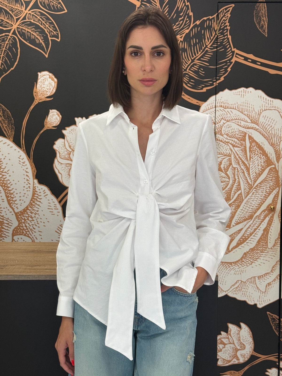 Camicia bianca con nodo - Kontatto