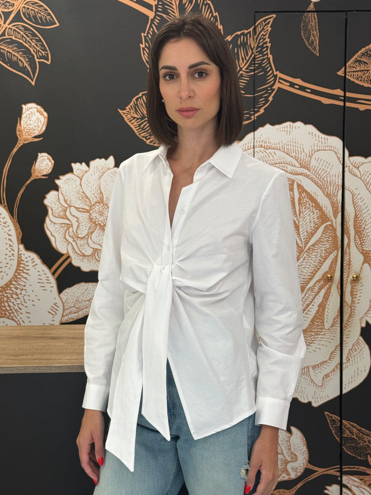 Camicia bianca con nodo - Kontatto
