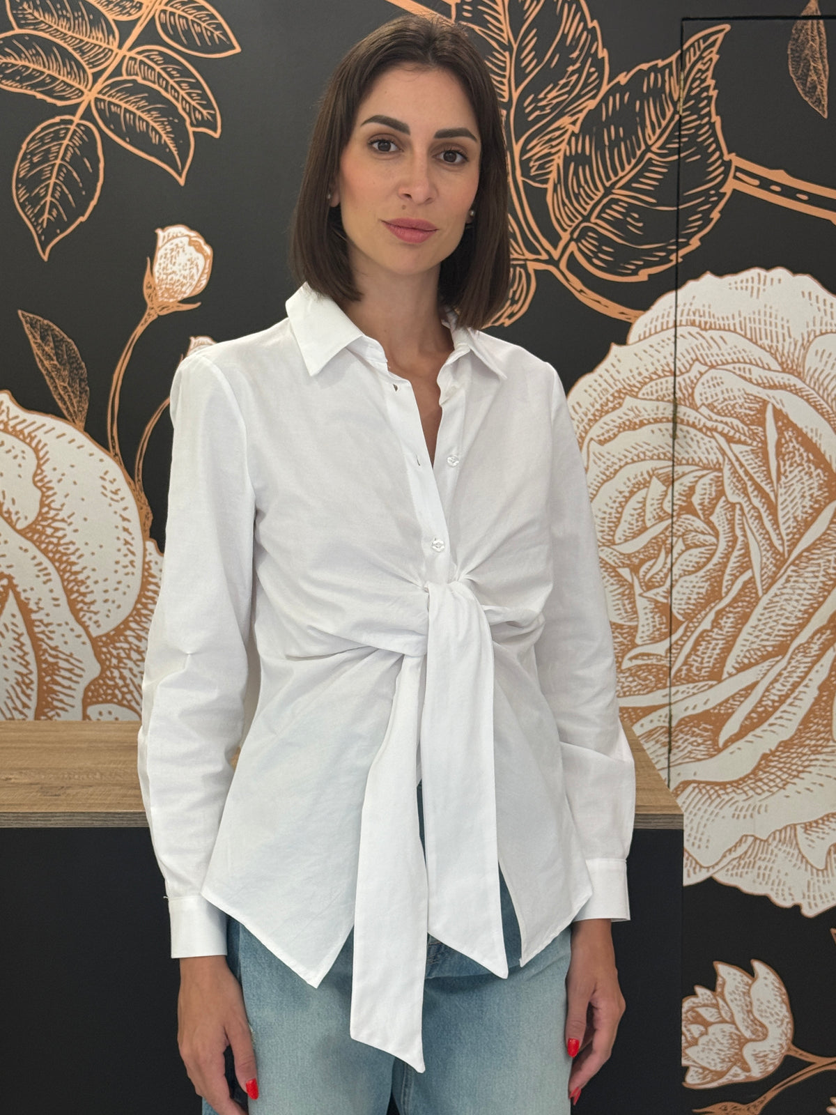 Camicia bianca con nodo - Kontatto