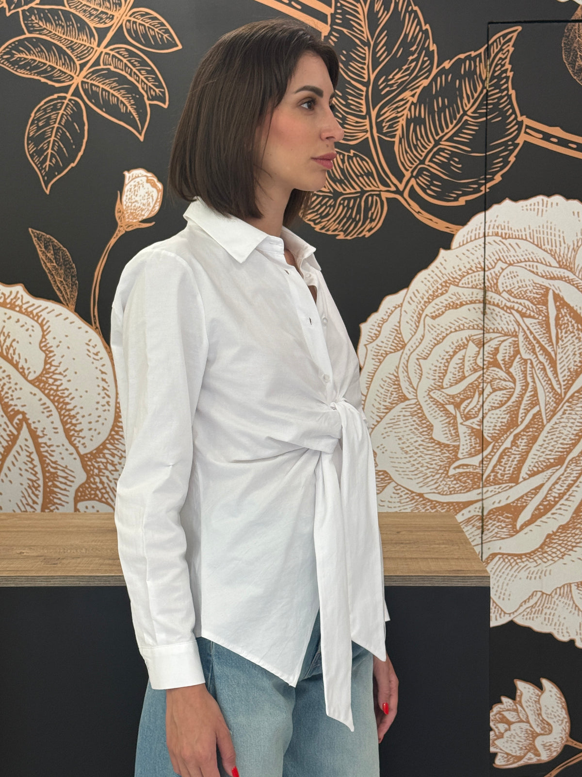 Camicia bianca con nodo - Kontatto