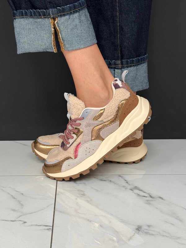 Sneakers beige con dettagli in tessuto teddy, inserti in similpelle e dettagli animalier - Ovyè