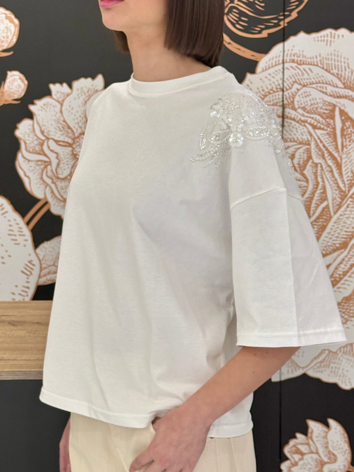 T-shirt bianca con applicazioni - Kontatto
