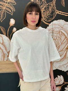 T-shirt bianca con applicazioni - Kontatto