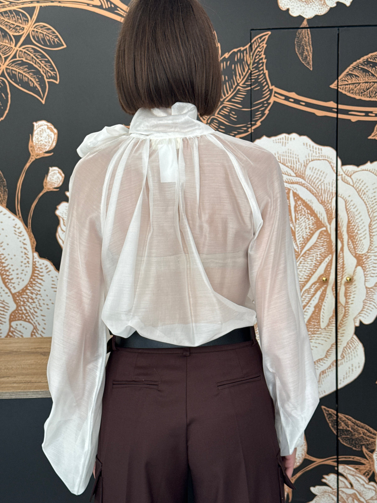 Blusa semitrasparente con fiocco colore burro - Vicolo