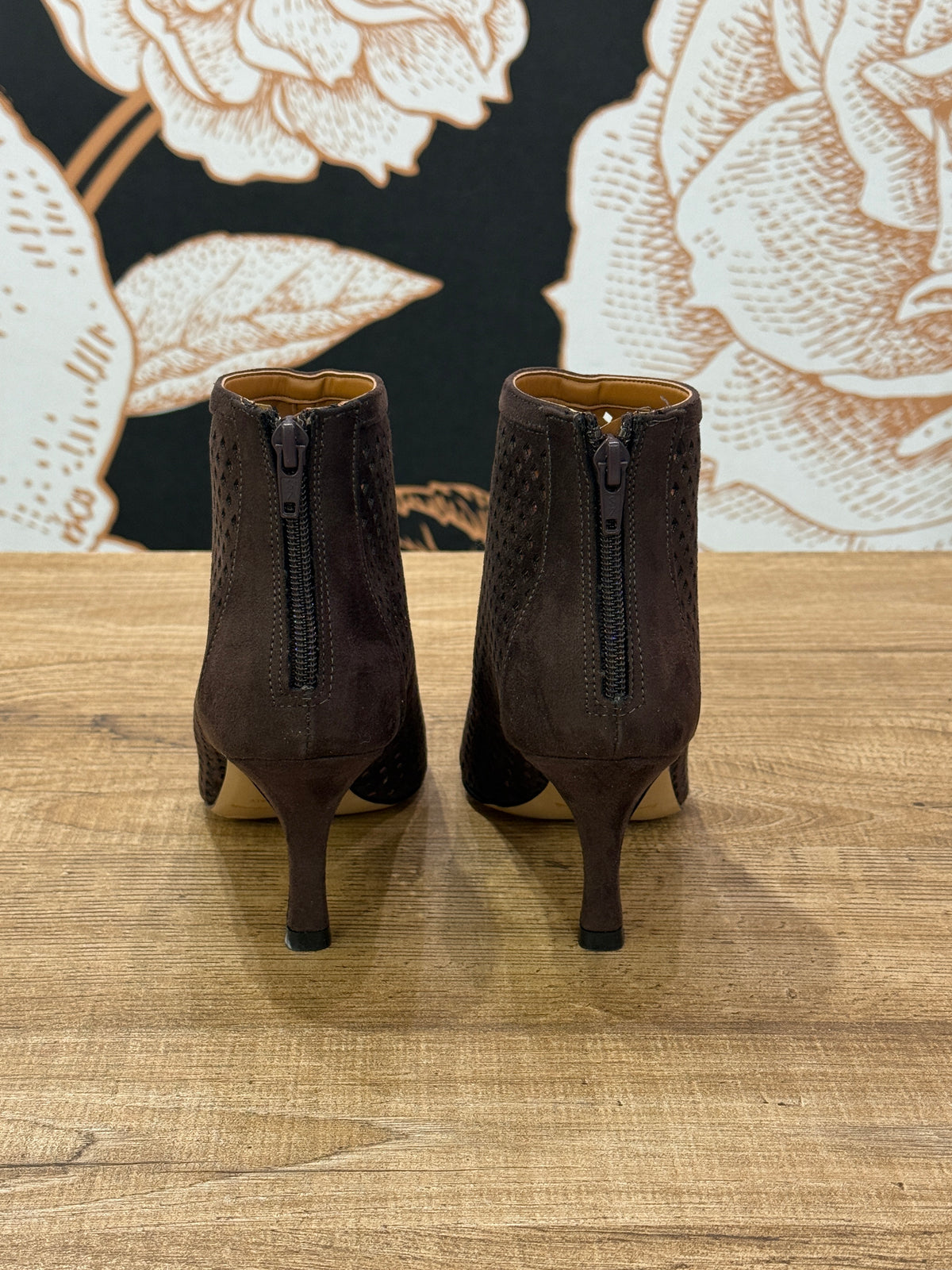 Stivaletto traforato in camoscio con zip moro - Ovyé