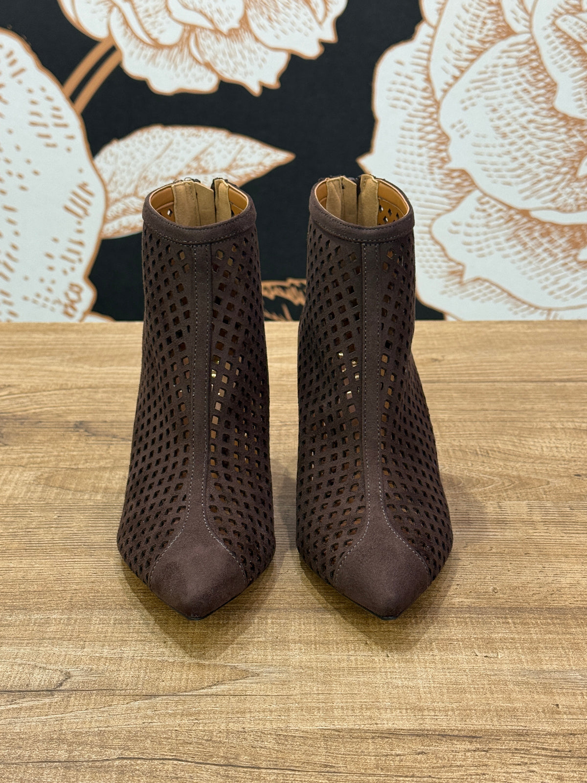 Stivaletto traforato in camoscio con zip moro - Ovyé