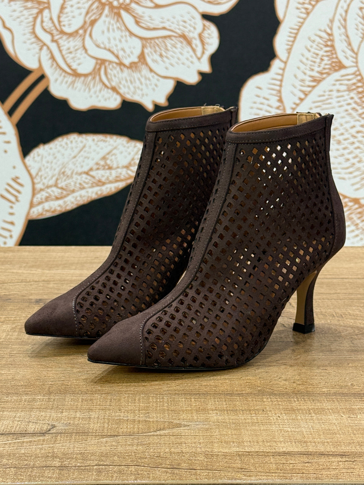 Stivaletto traforato in camoscio con zip moro - Ovyé