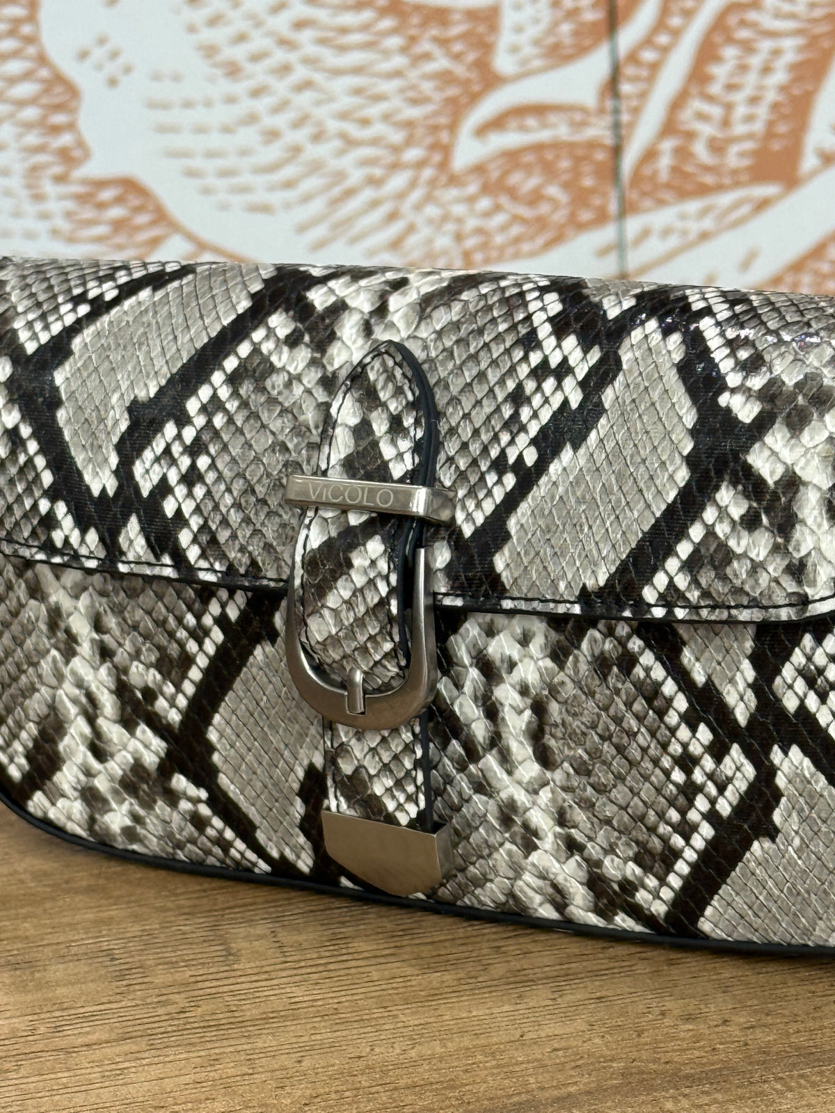 BORSA PENCIL BELTED EFFETTO PITONE BURRO/NERO - VICOLO