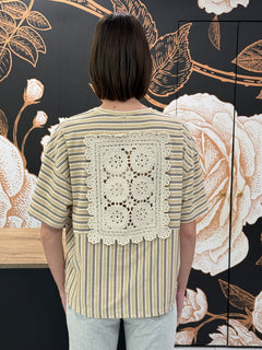 T-shirt a righe con dettaglio pizzo - Philia Loft