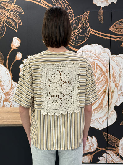 T-shirt a righe con dettaglio pizzo - Philia Loft