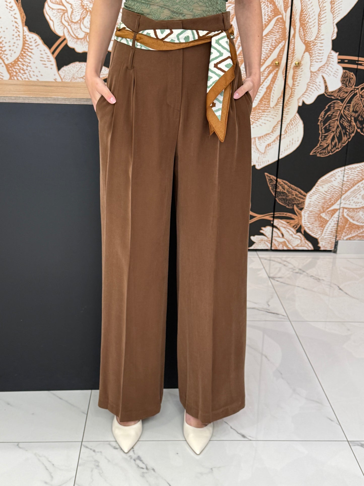 Pantalone con pinces e foulard cioccolato - Kontatto