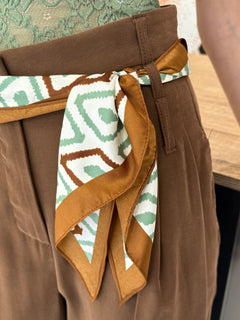 Pantalone con pinces e foulard cioccolato - Kontatto