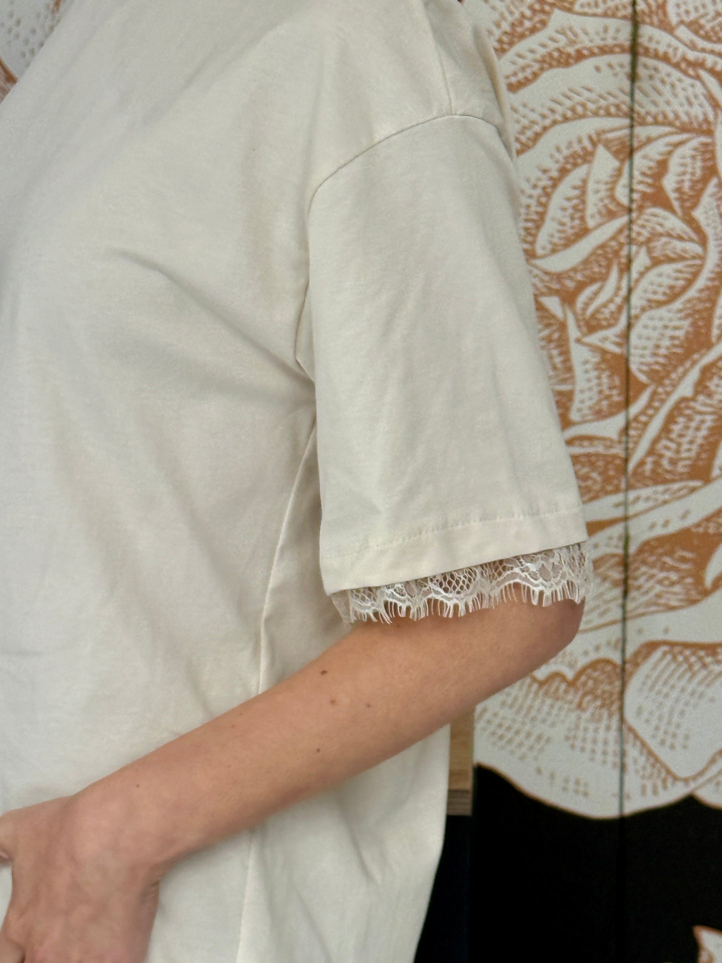 T-shirt aperta sul retro con inserti in pizzo - Philia Loft