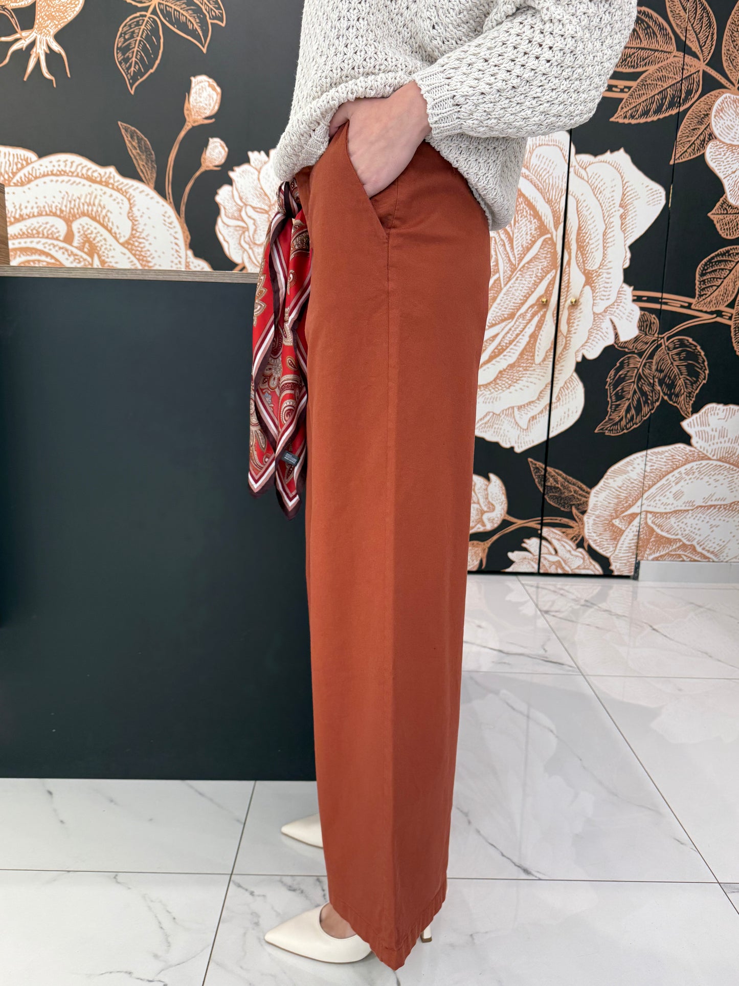 Pantalone chino ruggine con foulard - Kontatto