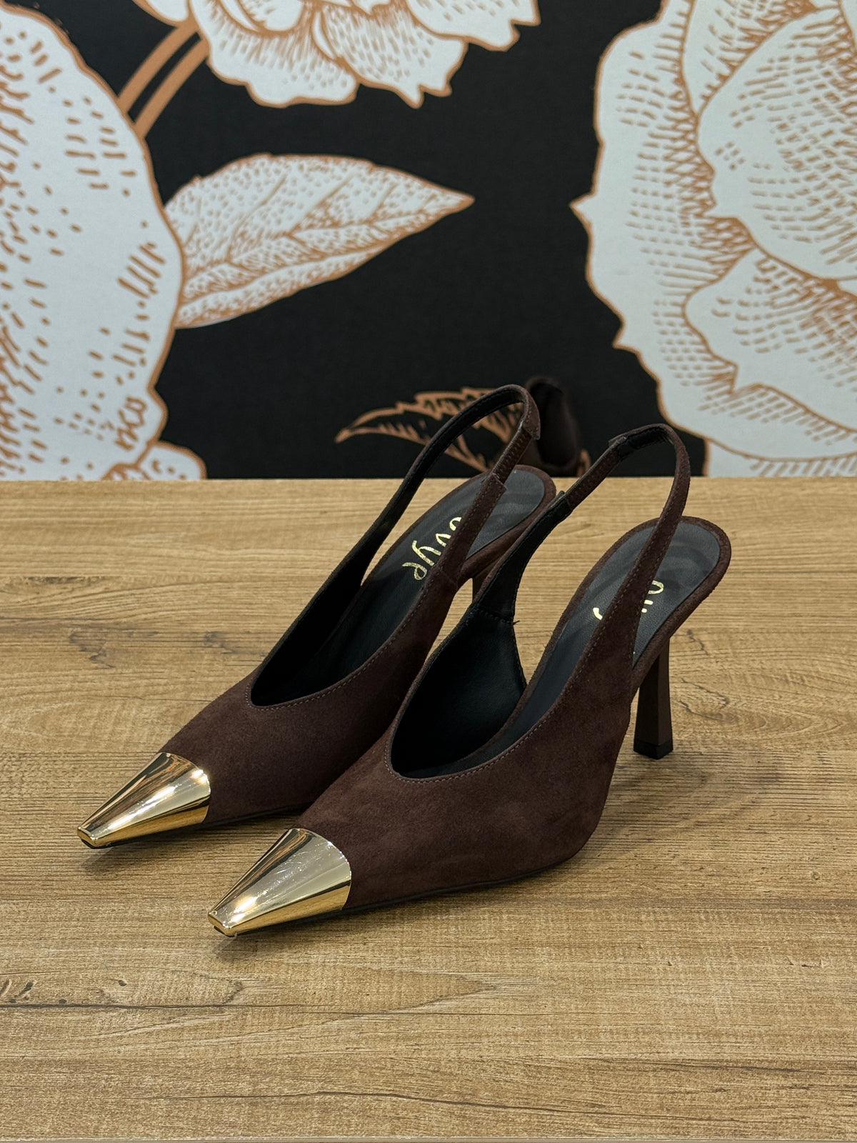 Decolletè modello slingback in camocsciomoro con punta in metallo - ovyé