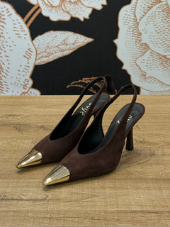 Decolletè modello slingback in camocsciomoro con punta in metallo - ovyé
