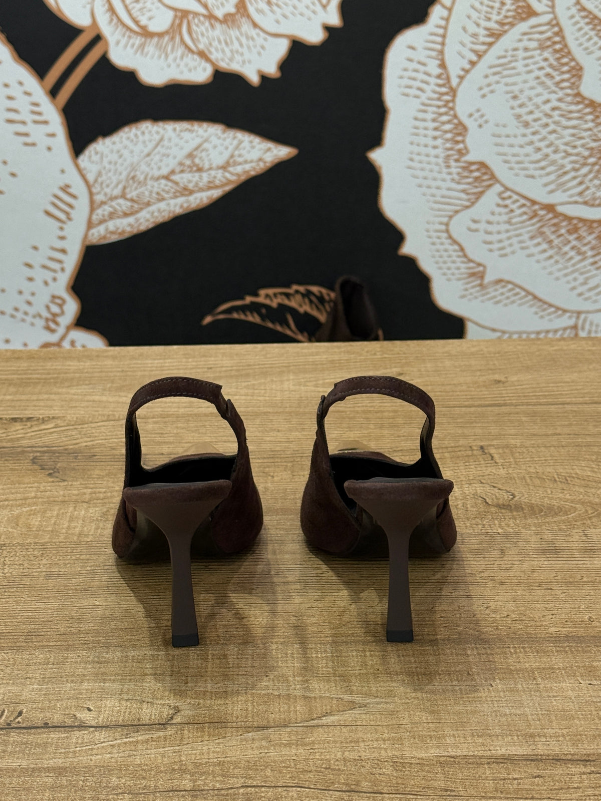 Decolletè modello slingback in camocsciomoro con punta in metallo - ovyé