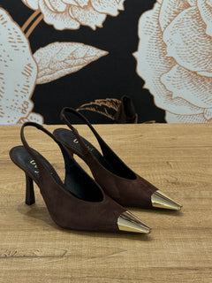 Decolletè modello slingback in camocsciomoro con punta in metallo - ovyé