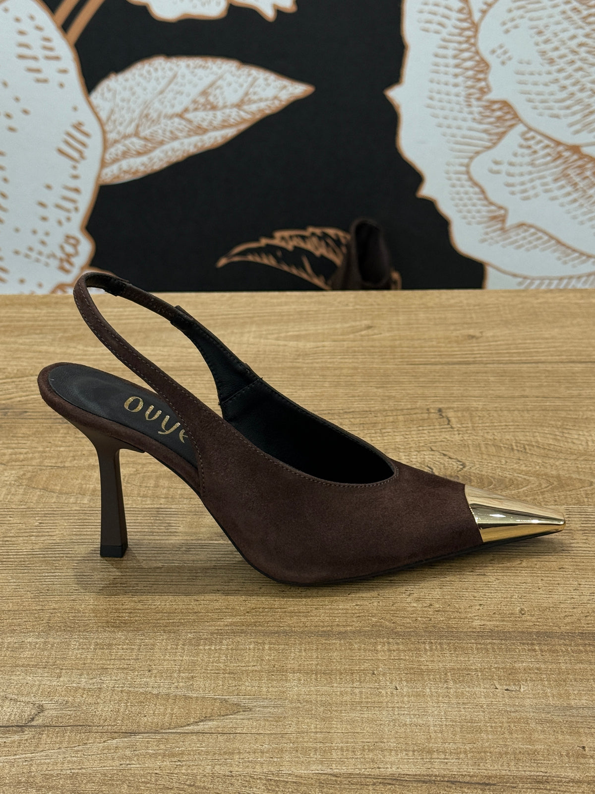 Decolletè modello slingback in camocsciomoro con punta in metallo - ovyé