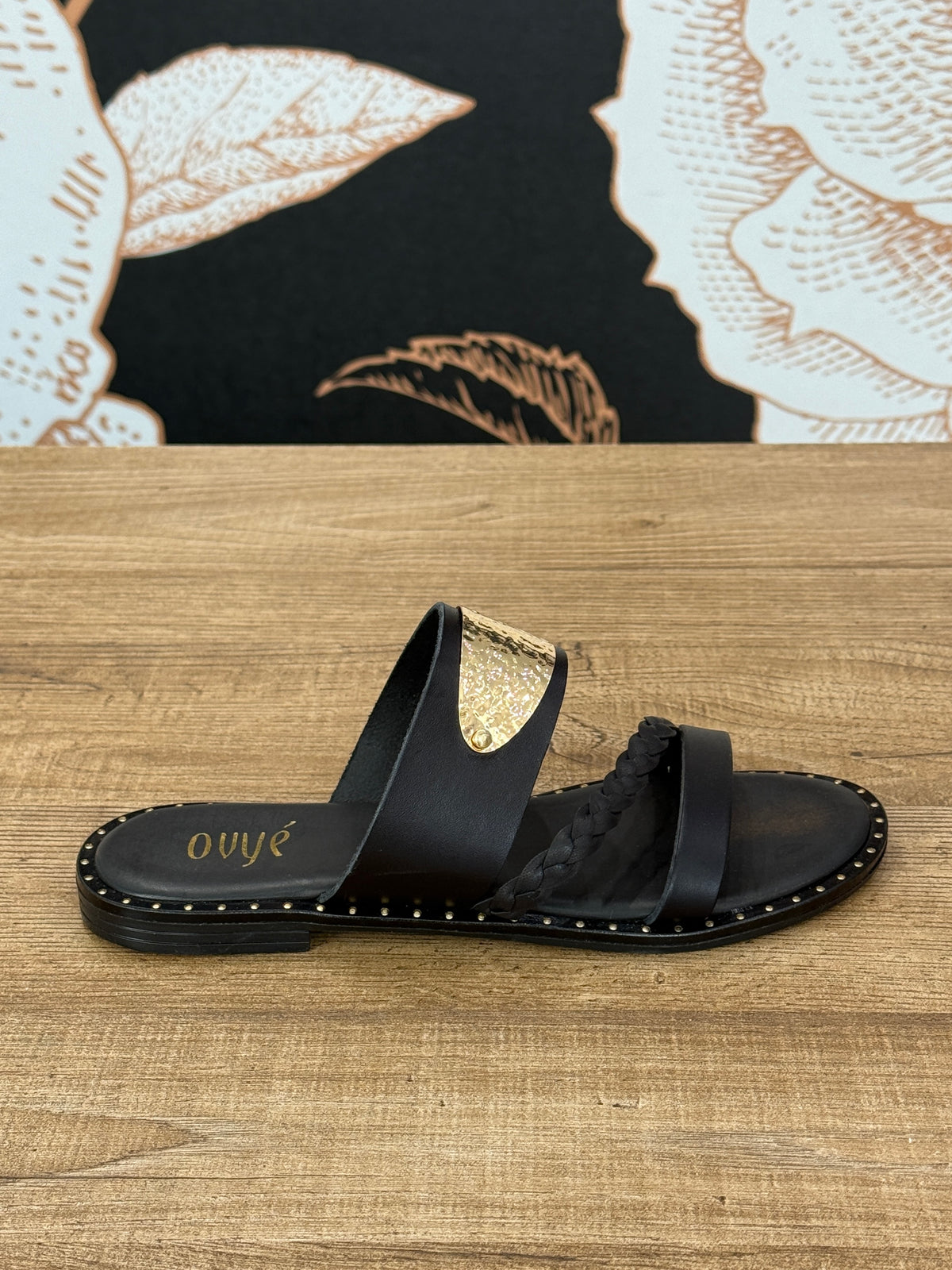 Sandalo in pelle nero con placca oro - Ovyè