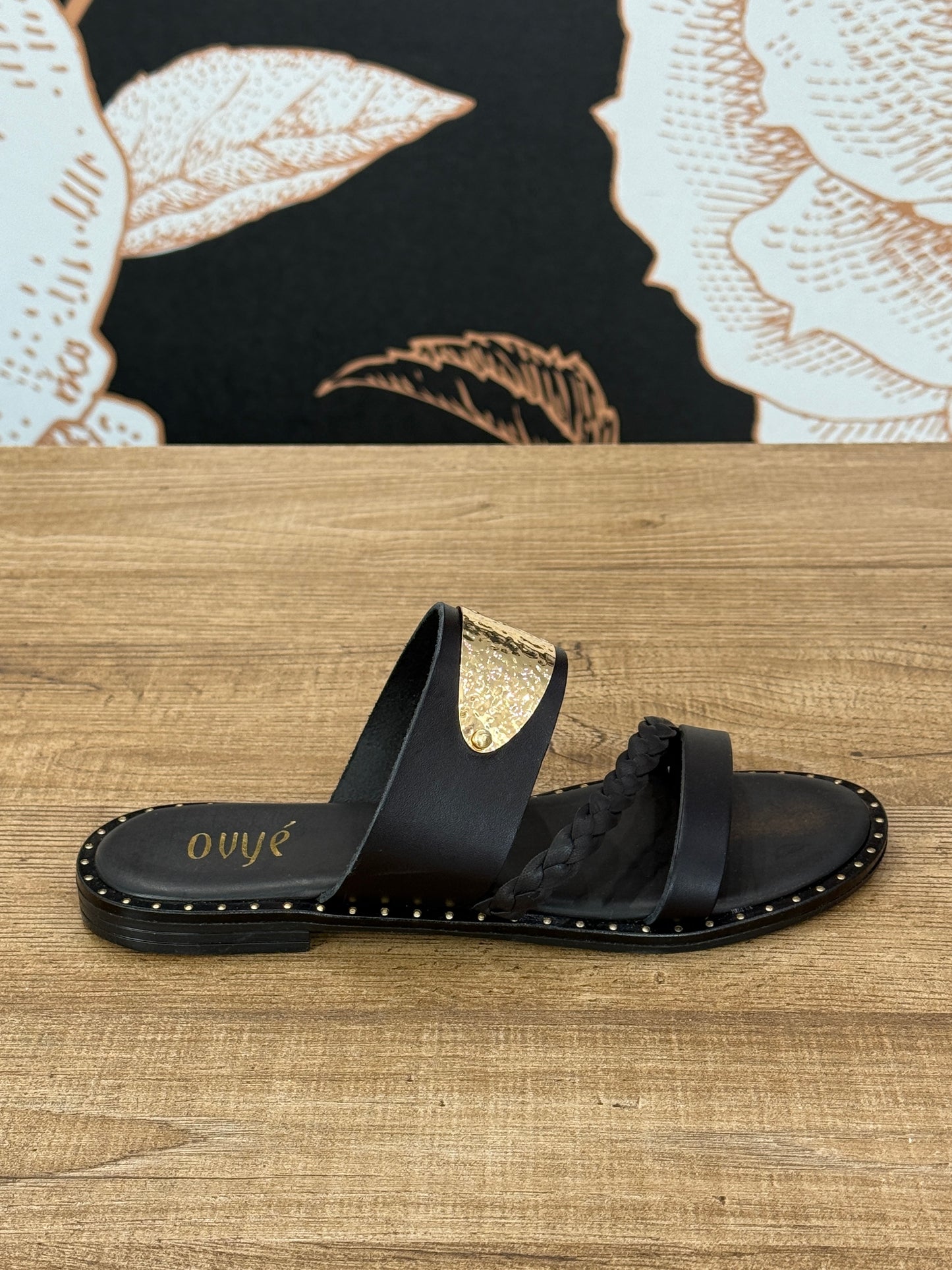 Sandalo in pelle nero con placca oro - Ovyè