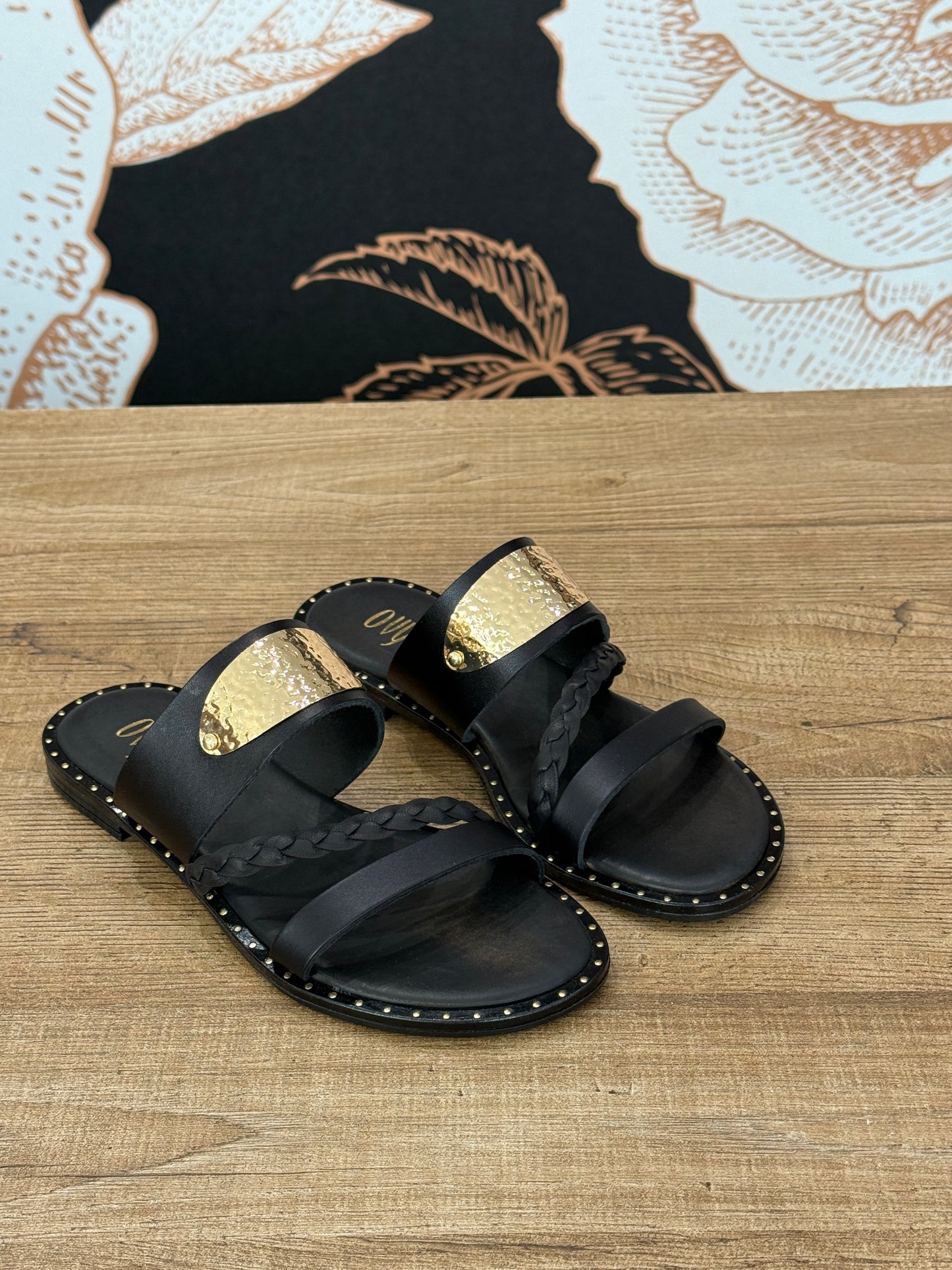 Sandalo in pelle nero con placca oro - Ovyè