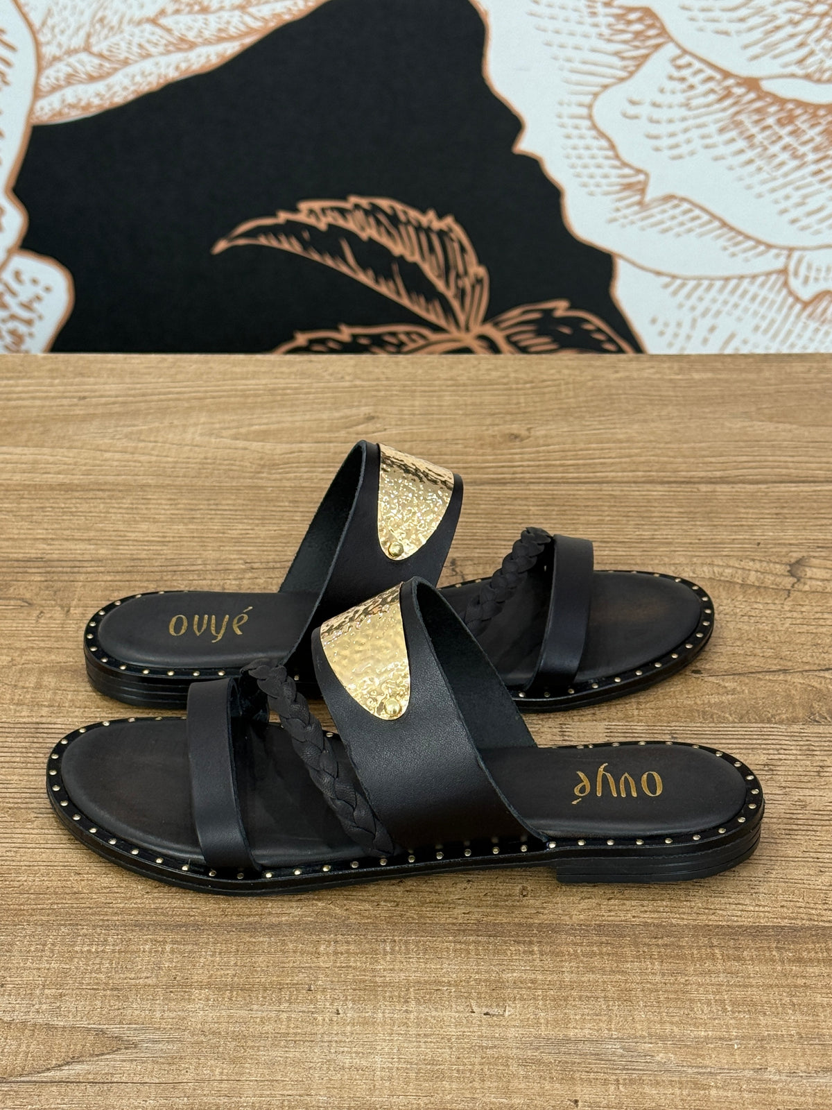 Sandalo in pelle nero con placca oro - Ovyè