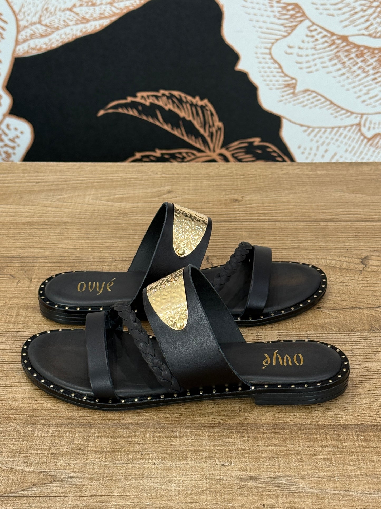Sandalo in pelle nero con placca oro - Ovyè