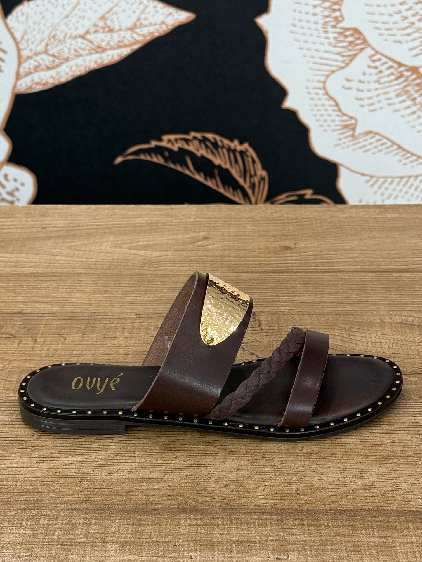 Sandalo in pelle marrone con placca oro - Ovyè