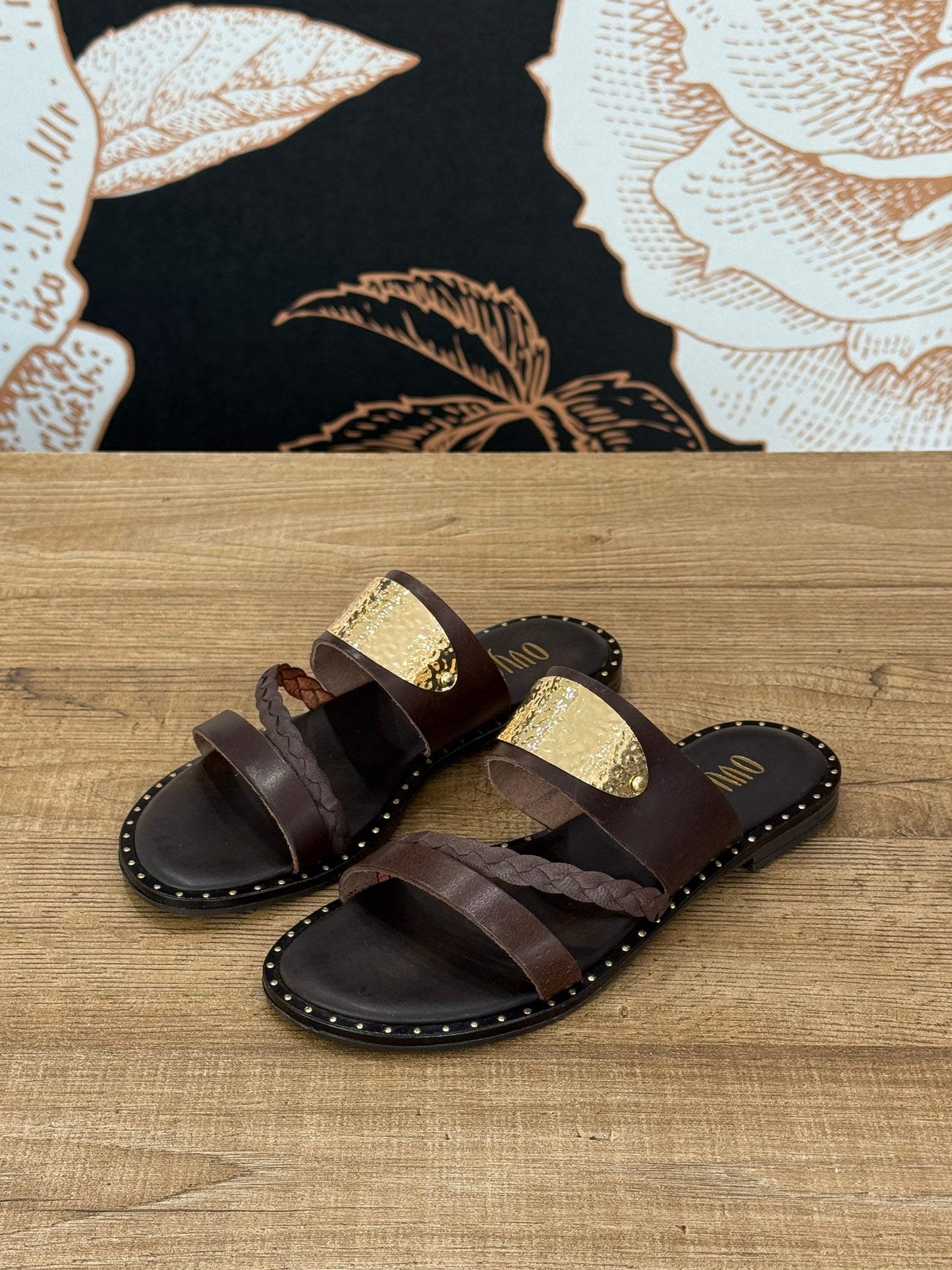 Sandalo in pelle marrone con placca oro - Ovyè