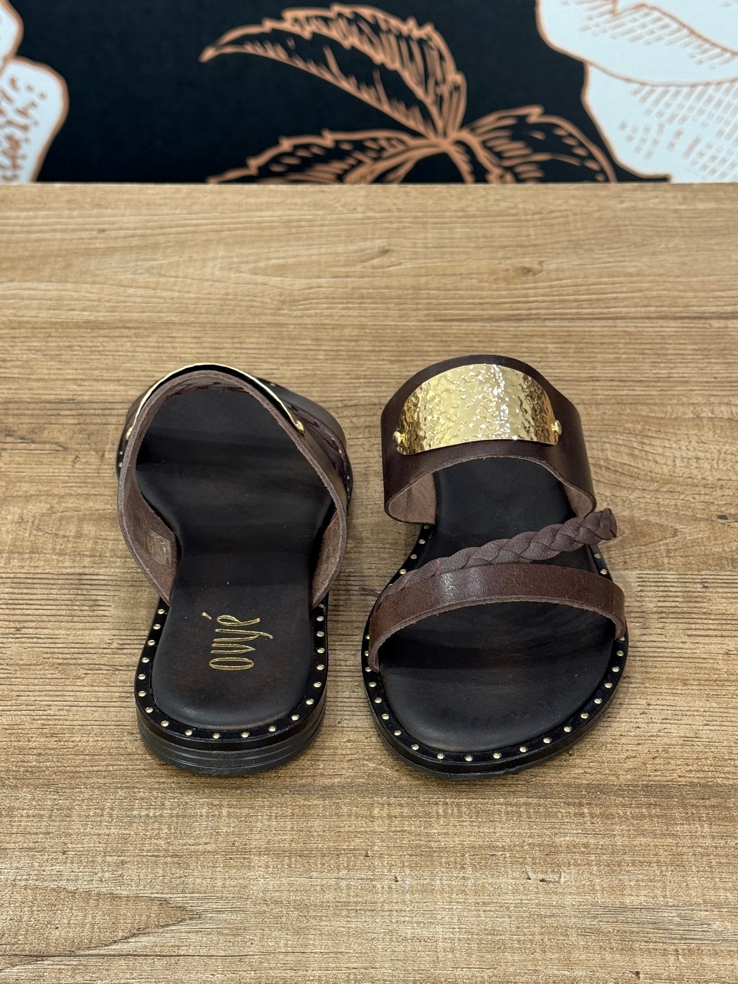 Sandalo in pelle marrone con placca oro - Ovyè