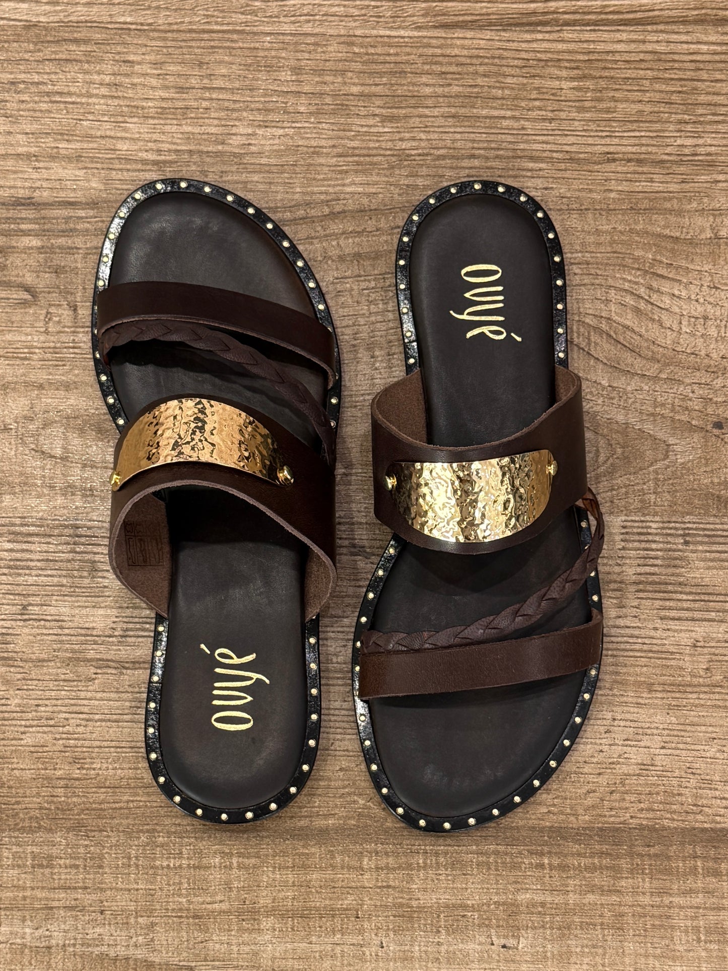 Sandalo in pelle marrone con placca oro - Ovyè
