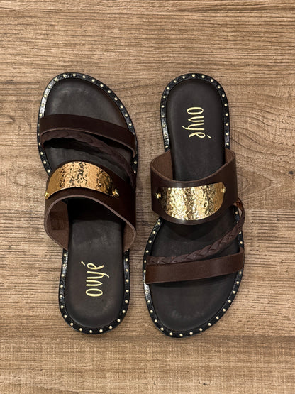 Sandalo in pelle marrone con placca oro - Ovyè