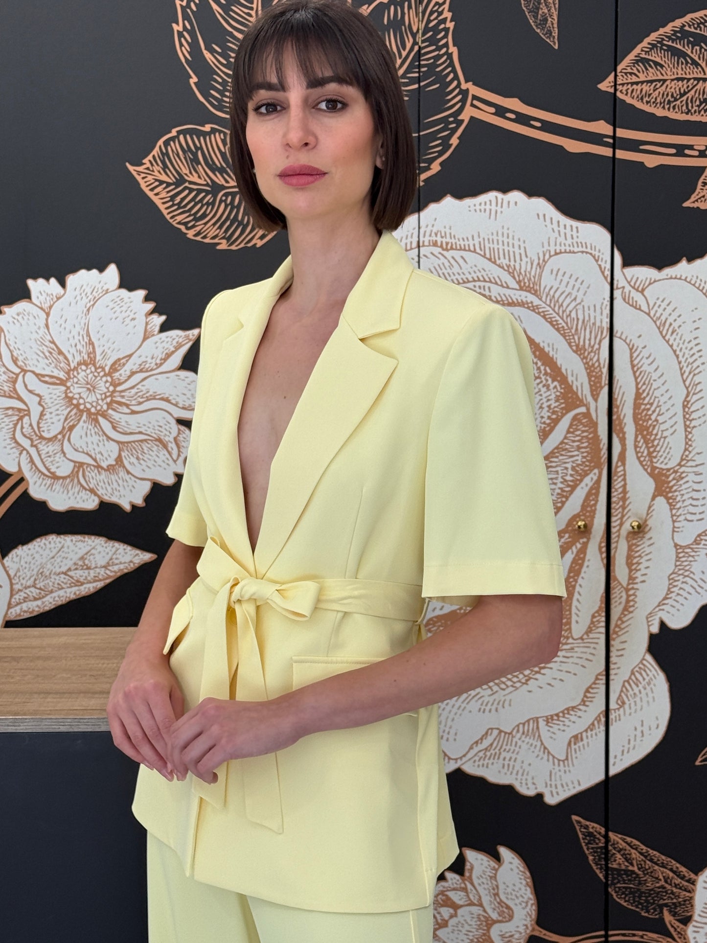 Completo giacca cintura e pantalone giallo limone - Kontatto