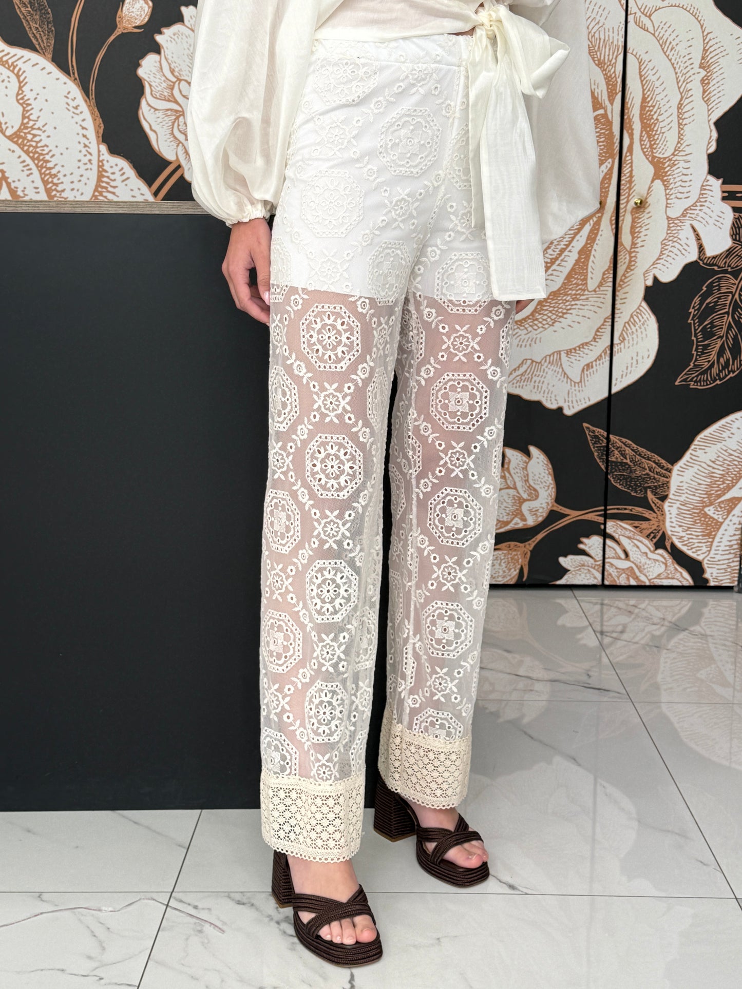 Pantalone in pizzo con balza sul fondo - HaveOne