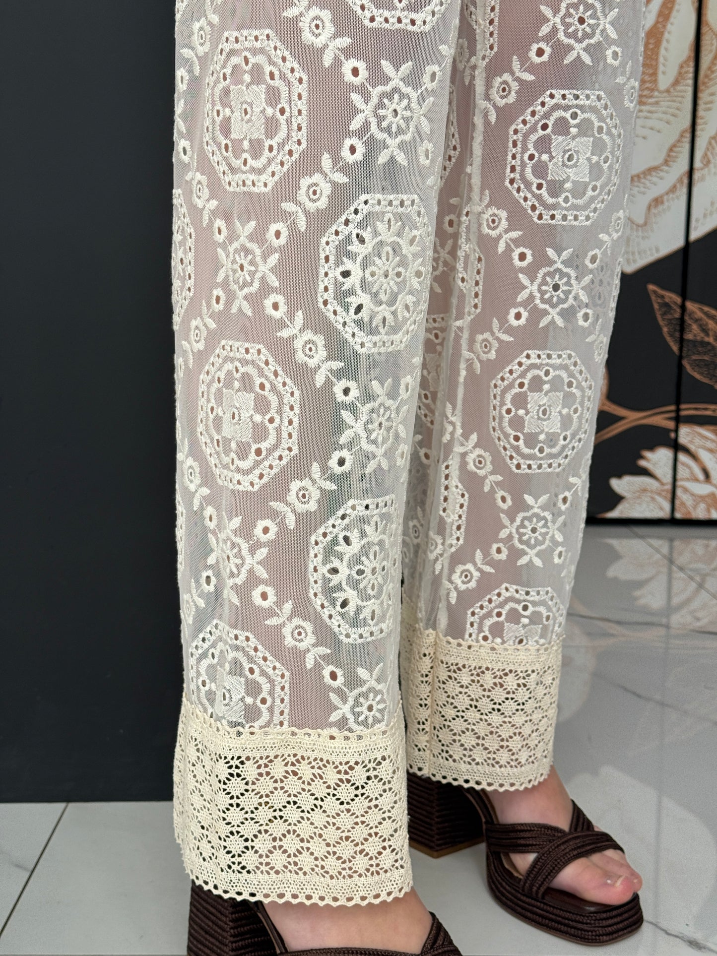 Pantalone in pizzo con balza sul fondo - HaveOne
