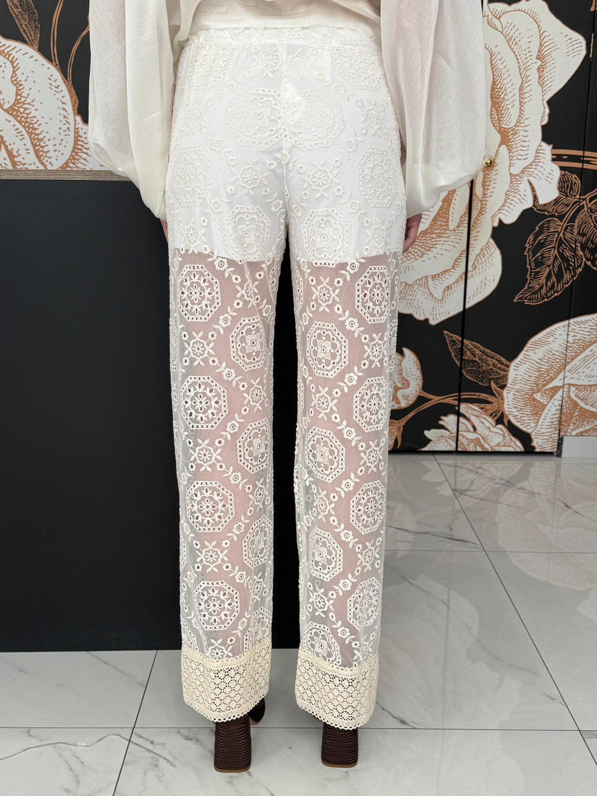 Pantalone in pizzo con balza sul fondo - HaveOne