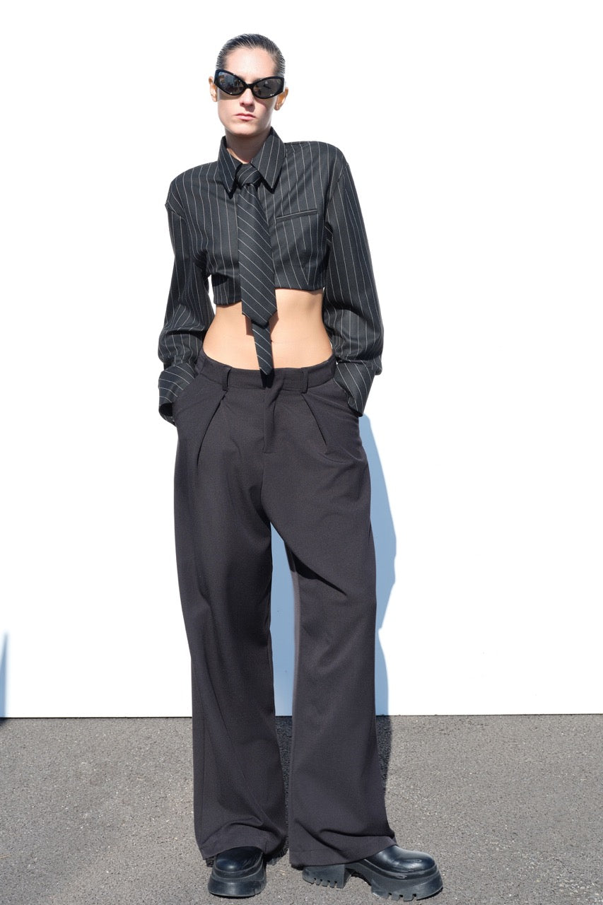 Camicia cropped gessata con cravatta
