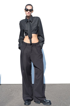 Camicia cropped gessata con cravatta