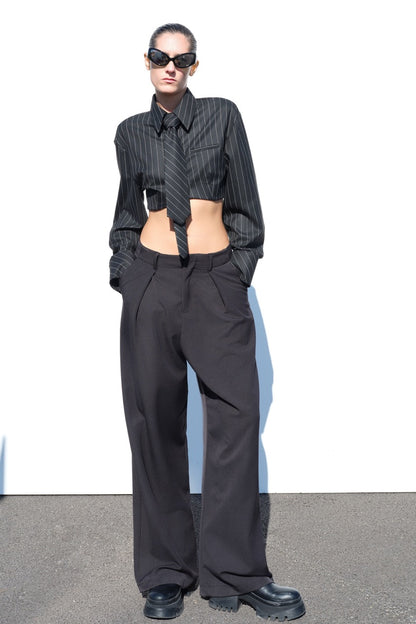 Camicia cropped gessata con cravatta