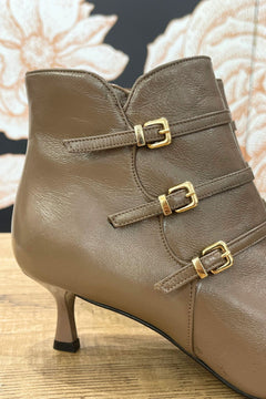Tronchetto colore toupe con zip e fibbie dorate  - Ovye