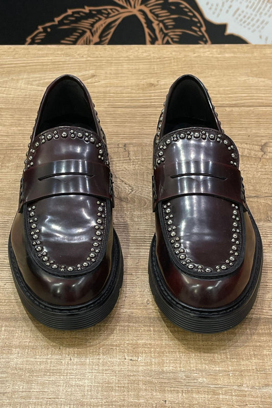 Mocassino in pelle bordeaux con borchie - Ovyè