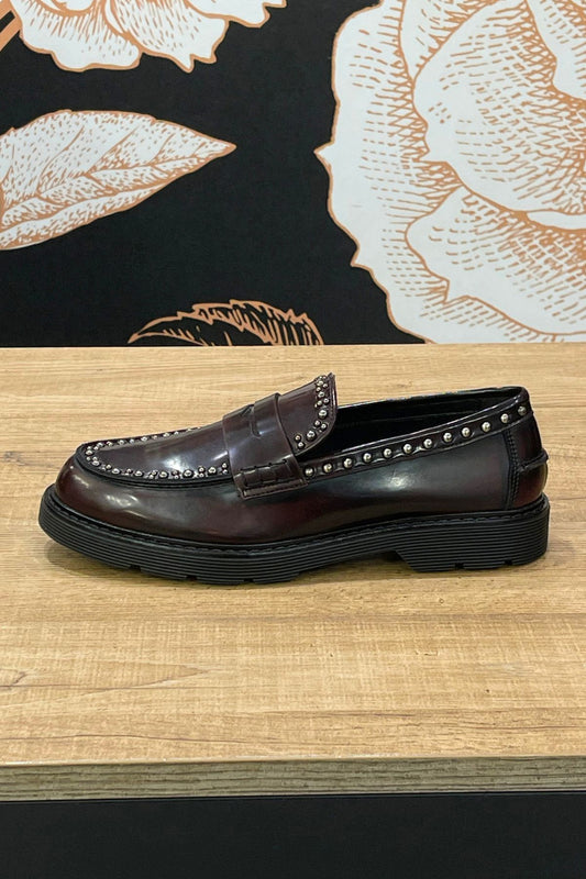 Mocassino in pelle bordeaux con borchie - Ovyè