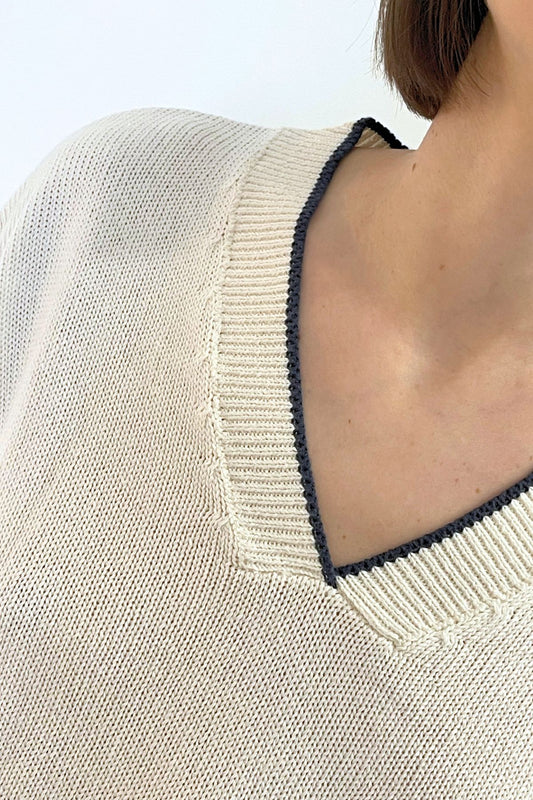 Maglia bianca scollo V righina sottile blu - Haveone
