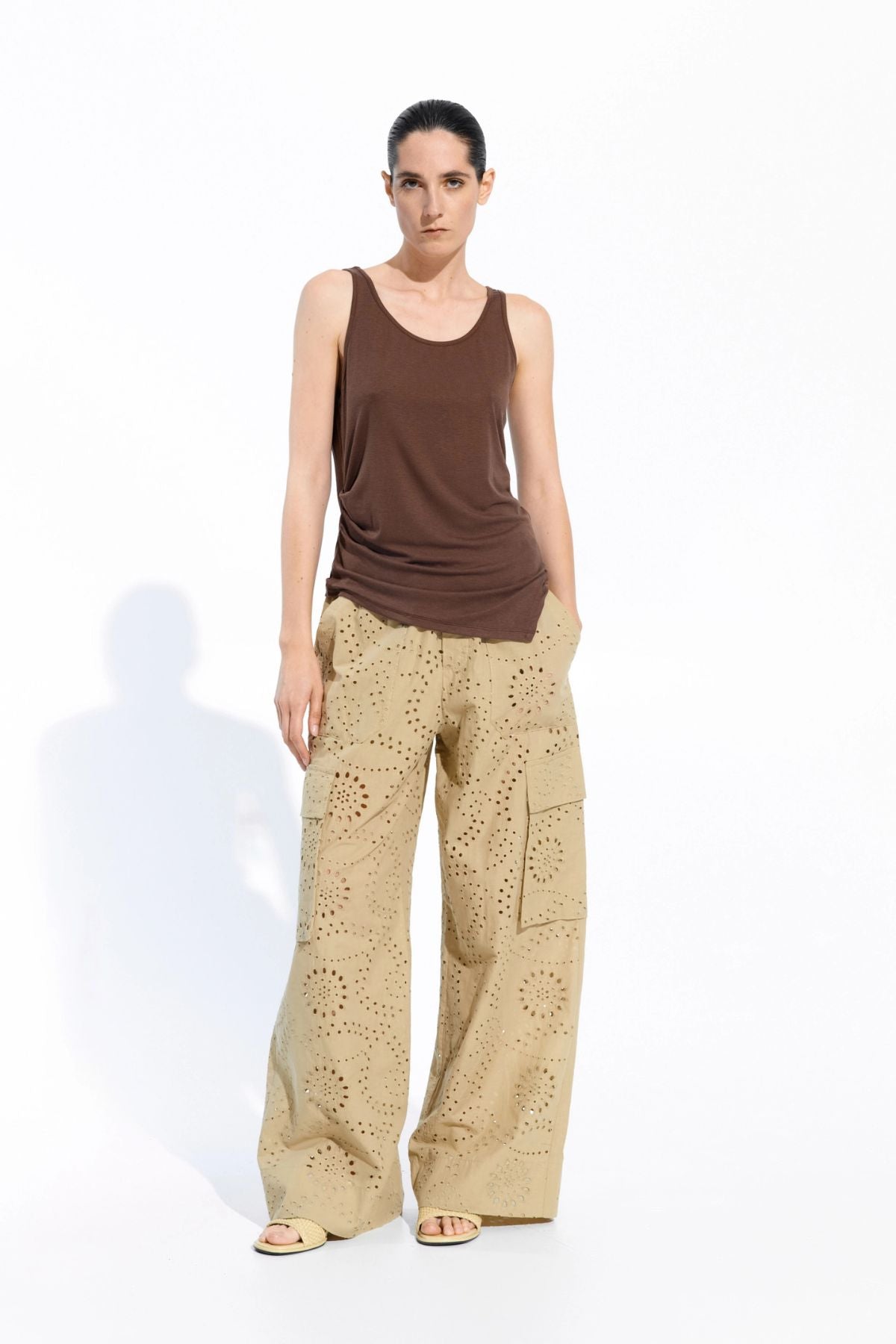 Pantaloni cargo in sangallo cammello  - Lumina