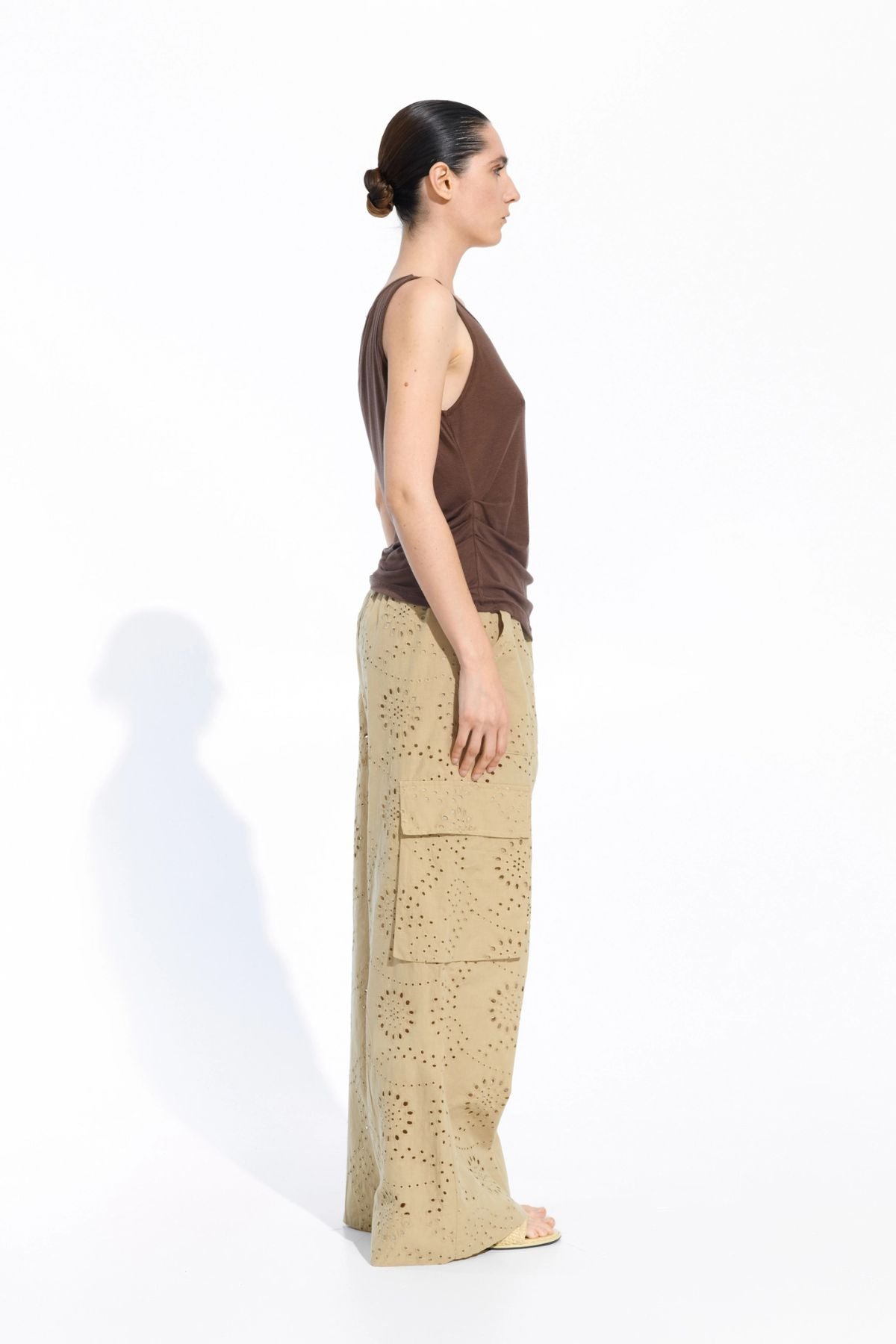Pantaloni cargo in sangallo cammello  - Lumina