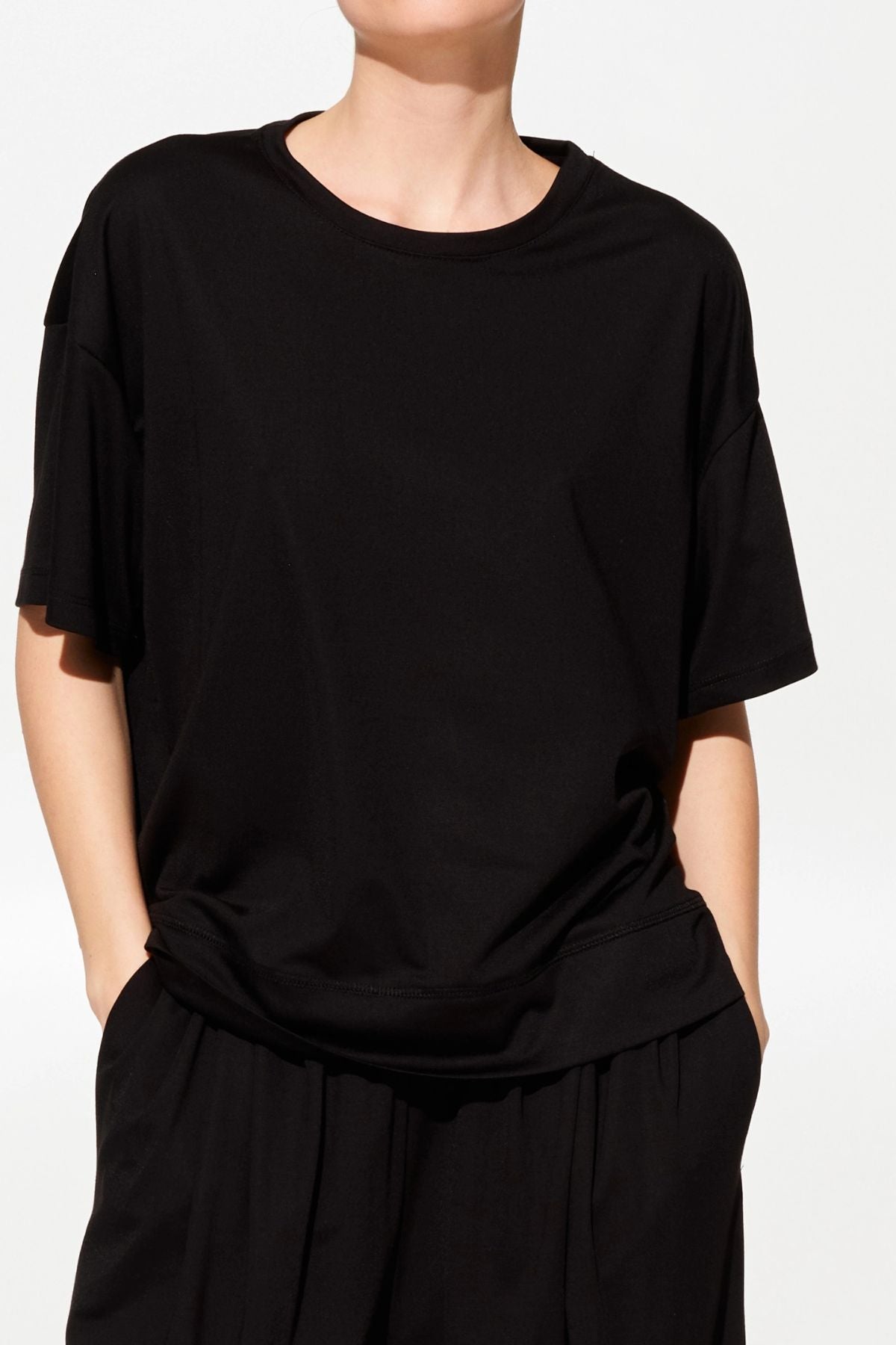 T-shirt cucitura sul fondo nero - Lumina